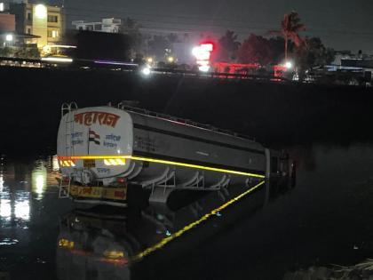 A tanker loaded with chemicals fell into the village lake; The accident happened due to hand brake slipping | केमिकलने भरलेला टँकर गाव तळ्यात पडला; हँड ब्रेक निसटल्याने झाली दुर्घटना