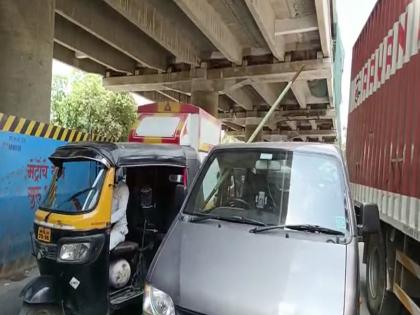 An iron pillar of metro construction fell on a running car in Thane | ठाण्यात धावत्या कारवर मेट्रोच्या बांधकामाची लोखंडी सळई कोसळली