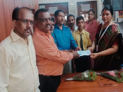 Akhil Rukmini Nagar Utkarsh Sancha paid the fees of the schoolboy | ...अन् घरकाम करणाऱ्या महिलेच्या शाळकरी मुलाचे भवितव्य वाचले 