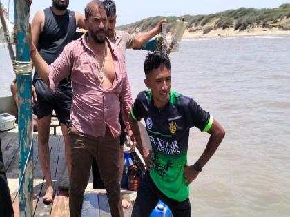 In Gujarat BJP MLA jumps into sea to save life of youth; 3 rescued, 1 dead | युवकांचा जीव वाचवण्यासाठी भाजपा आमदारानं समुद्रात उडी मारली; ३ जणांना वाचवले, १ मृत्यू