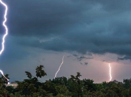 Three people died due to lightning in Nagpur, Chandrapur district | नागपूर, चंद्रपूर जिल्ह्यात वीज कोसळून तिघांचा मृत्यू