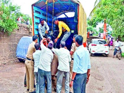 Action was taken around the school, hovering around the school | टवाळखोरांवर कारवाई, शाळेभोवती घालत होते घिरट्या