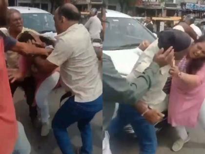 A man brutally beat up a woman on road in Nagpur | नागपूर इथं भरचौकात पुरुषानं केली महिलेला बेदम मारहाण; कारण ऐकून व्हाल हैराण