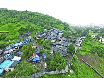 Slums are threatened by landslides, trees by trees, slabs in the mountains with JCB | झोपडपट्ट्यांना भूस्खलनाचा धोका, वृक्षतोड करून जेसीबीच्या साहाय्याने डोंगरामध्ये सपाटीकरण