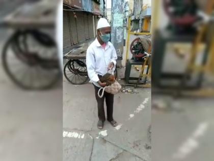 Man steps out during lockdown tells cops his hen has constipation issues in karanataka | Lockdown: लॉकडाऊनमध्ये बाहेर पडण्यासाठी इतकं भन्नाट कारण आतापर्यंत कोणीच दिलं नसेल, पोलिसांनाही हसू आवरलं नाही