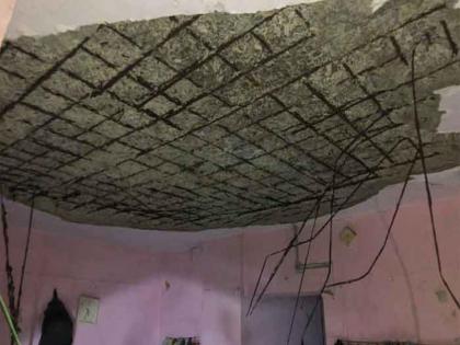 1 roof collapsed in house collapse and 4 others injured | घराचं छत कोसळून १ जण ठार तर ४ जण जखमी 