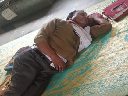 Drunken Guruji sleeping class; Student in out of room | दारूच्या नशेत गुरुजी झोपले वर्गखोलीत; विद्यार्थी व्हरांड्यात 