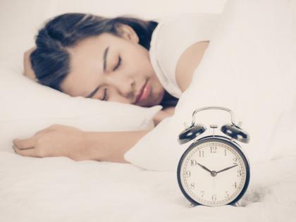 how many hours should one sleep daily according to age for stay healthy and fit | वयानुसार नेमकं किती तास झोपावं?; निद्रानाशाचा आरोग्यावर होतो वाईट परिणाम