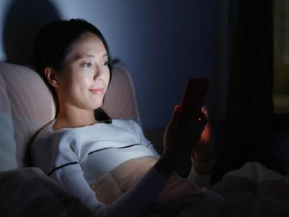 sleepless nights because of phone addiction change these settings in android phone right now | मोबाईलची सवय लागली, रात्रभर झोप लागत नाही; आजचं तुमच्या फोनमधील सेटींग बदला