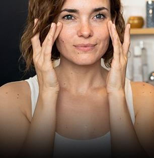 झोपण्याची 'ही' पद्धत ठरते चेहऱ्याची त्वचा पडण्याचं महत्वाचं कारण? पाहा, झोेपेत काय बिघडतं..