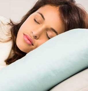 दुपारी झोपायला आवडते ? आराम की आजार ? पाहा कोणी झोपावे आणि कोणी टाळावे