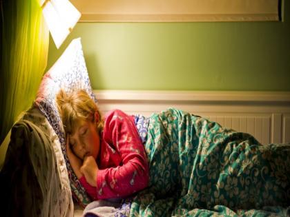 Sleeping with light could be the reason of cancer | रात्री झोपताना लाईट सुरू ठेवताय? मग हे वाचाच!