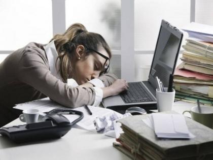 If you feel like sleepy in office notice these reason | ऑफिसमध्ये सतत झोप येते का? 'ही' असू शकतात कारणं!