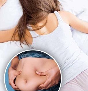 आपल्यालाही वाटतं का पोटावर झोपल्याने पोटावरील चरबी कमी होते? खरंच असं होतं की फक्त अफवा