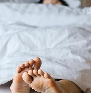 तुम्हांला सुद्धा पांघरुणाबाहेर एक पाय काढून झोपण्याची सवय आहे? मग पाहा नेमकं याने होत काय...