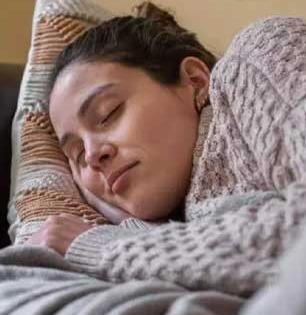 थंडीत रात्री स्वेटर घालून झोपावे की नाही? मोेजे-स्वेटर-कानटोपी घालून झोपण्यापूर्वी ‘हे’ वाचा, तज्ज्ञ सांगतात..