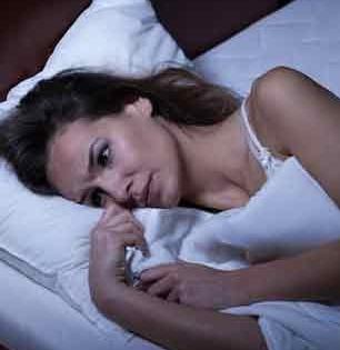 तासंतास बेडवर पडून राहूनही येत नसेल झोप, तर लगेच करा डॉक्टरांनी सांगितलेले 'हे' उपाय!
