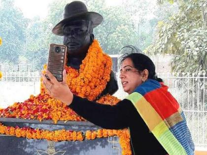 'Veerapatni's Selfie', 'Happy wishes' on the wedding day of martyr husband by wife | 'वीरपत्नीचा सेल्फी', शहीद पतीला लग्नाच्या वाढदिवशी 'भावूक शुभेच्छा'