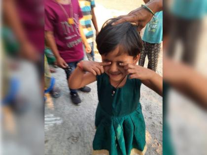 In Solapur The strong smell of chemicals made the girl's eyes red; Crying all night | केमिकलच्या उग्र वासामुळे मुलीचे डोळे झाले लाल; रात्रभर रडत बसते अन्...