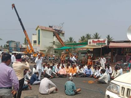 Stop the road for half an hour at Kurduwadi to restore power supply | वीज पुरवठा सुरळीत करण्यासाठी कुर्डूवाडीत अर्धा तास रास्ता रोको