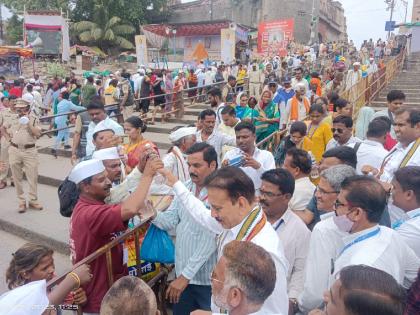 Rural Development Minister Girish Mahajan in Pandharpur Interacted with the workers, inquired earnestly | ग्रामविकास मंत्री गिरीष महाजन पंढरपुरात; वारकऱ्यांशी साधला संवाद, केली आस्थेने विचारपूस