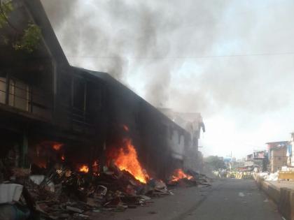 The fire at the slum near the Vandra Railway Station in Mumbai, five fire engines of the fire brigade | VIDEO - मुंबईत वांद्रे रेल्वे स्टेशनजवळच्या झोपडपट्टीला भीषण आग, अग्निशमन दलाच्या बारा गाडया घटनास्थळी