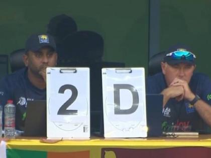 Asia Cup 2022, SL vs BAN :  With Chris Silverwood by his side, the team analyst was seen sending coded messages to the Sri Lankan players. The codes read “2D” and “D5”. | Asia Cup 2022, SL vs BAN : श्रीलंकेच्या खेळाडूंसाठी ड्रेसिंग रुममधून सिक्रेट कोड! बांगलादेशविरुद्धच्या सामन्यात चिटींग