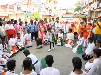 The Municipal Corporation held a rally for cleanliness; Public awareness about insect borne diseases through street plays | महापालिकेने केला रॅलीतून स्वच्छतेचा जागर; पथनाट्यातून कीटकजन्य आजाराविषयी जनजागृती