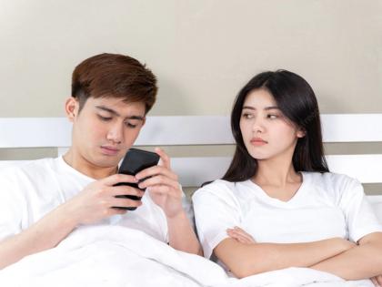 Smartphones have widened the gap between husband and wife; Effects on marital relations | स्मार्टफोनमुळे वाढले नवरा-बायकोतील अंतर; वैवाहिक नात्यांवर परिणाम