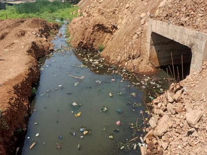 A 3-year-old girl died after falling into a pit dug for the Mumbai Vadodara highway | मुंबई वडोदरा  महामार्गासाठी खोदलेल्या खड्ड्यात पडून ३ वर्षीय चिमुकलीचा मृत्यू 