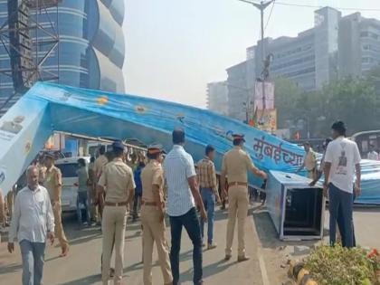 Even before Narendra Modi arrived in Mumbai, the welcome arch erected at BKC collapsed | मोठी बातमी! नरेंद्र मोदी मुंबईत येण्यापूर्वीच बीकेसीत लावलेली स्वागत कमान कोसळली