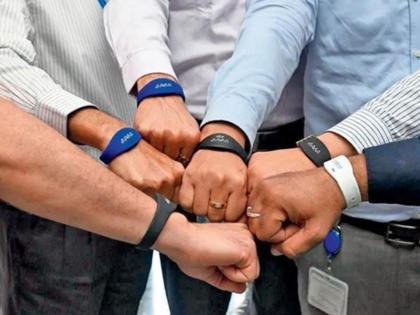 in mumbai metro one smart band little response from passengers only 693 passengers have purchased this band in the last two months | मेट्रो वनच्या स्मार्ट 'बँड'चा वाजला बाजा; प्रवाशांकडून मिळतोय अल्प प्रतिसाद 