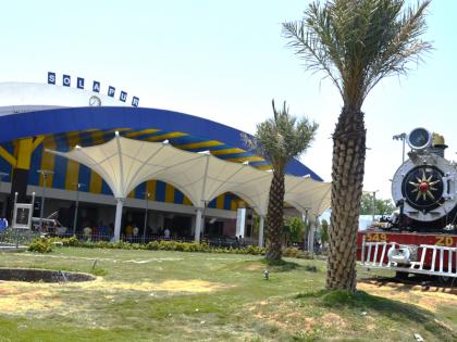 The beauty of the Solapur Railway Station opened due to the crescent-shaped canopy and palm trees | अर्धचंद्रकार छत, खजुरांच्या झाडांमुळे सोलापूर रेल्वे स्थानकाचे सौंदर्य खुलले