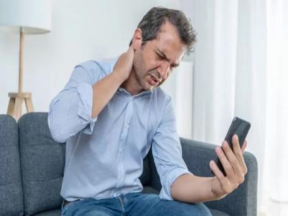 Neck Weight From Phone: Control yourself in time; Risk of 'text neck syndrome' due to excessive use of mobile, know | वेळीच स्वतःवर आवर घाला; मोबाइलच्या अतिवापराने ‘टेक्स्ट नेक सिंड्रोम’चा धोका, जाणून घ्या...
