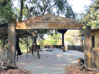 The poor condition of the cemetery at Pelhar; Torture even after death | पेल्हार येथील स्मशानभूमीची दुरवस्था; मरणानंतरही यातना