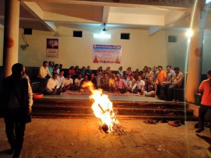 Unique Holiotsav celebrated in the cemetery of Akola | चक्क स्मशानभूमीत पेटविली होळी अन् उधळले रंग