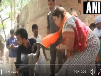 Video: A hurry to Smriti Irani to control the fire in amethi constituency | Video : आग आटोक्यात आणण्यासाठी स्मृती इराणींची धावपळ, बादलीत भरलं पाणी