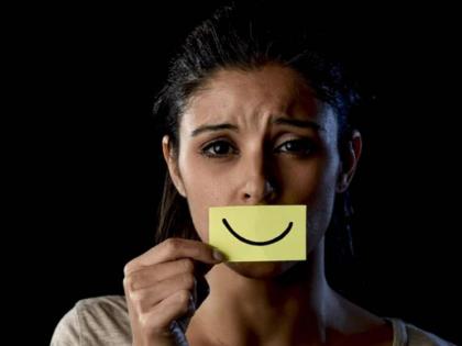Sadness in the heart, but a smile on the face What is the cause of smile depression? | हृदयात आसू, मात्र चेहऱ्यावर हासू; स्माइल डिप्रेशनचे कारण काय? Sadness in the heart, but a smile on the face What is the cause of smile depression? | हृदयात आसू, मात्र चेहऱ्यावर हासू; स्माइल डिप्रेशनचे कारण काय?