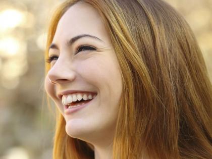 Smiling makes you look older - research | जास्त हसल्याने आयुष्य वाढत नाही तर कमी होतं - रिसर्च