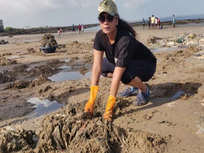 Actress Smita Tambe cleans up the beaches | अभिनेत्री स्मिता तांबेने केली मढ समुद्रकिना-याची सफाई