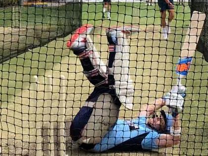 India vs Australia : Steve Smith faces Australian pacers in nets; loses balance, falls down | IND vs AUS : ऑस्ट्रेलियाला विजयाचा मंत्र देण्यासाठी आलेल्या स्टीव्हन स्मिथचे लोटांगण