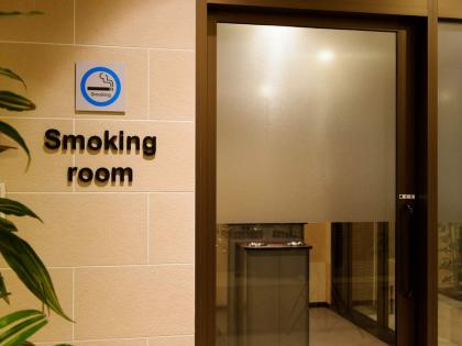 Parents fight in hotel, one badly beaten after children are sent out of smoking zone | स्मोकिंग झोनमधून मुलांना बाहेर पाठवल्याने पालकांचा हाॅटेलमध्ये राडा, एकाला बेदम मारहाण