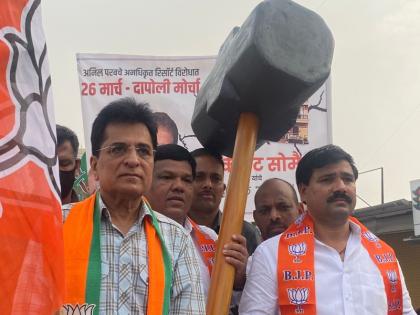 BJP leader Kirit Somaiya leaves for Dapoli; He showed a symbolic hammer, politics will heat up in Konkan! | Kirit Somaiya: किरीट सोमय्या दापोलीसाठी रवाना; प्रतिकात्मक हातोडाही दाखवला, कोकणात राजकारण तापणार!