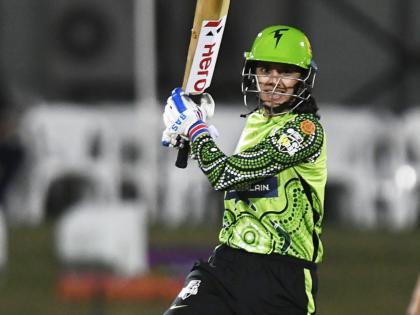 WBBL : Sydney Thunder's Smriti Mandhana 114* off 64 Balls while chasing 176 runs, Harmanpreet Kaur defends 12 off the final over to give Melbourne Renegades a 4-run win | Smriti Mandhana : महाराष्ट्राची शान स्मृती मानधनाची ऑस्ट्रेलियात कमाल, झळकावलं खणखणीत शतक; १७ चेंडूंत कुटल्या ७४ धावा