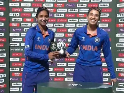 India beat West Indies, Smriti Mandhana shares her Player of the Match Trophy with Harmanpreet Kaur | India beat West Indies : महाराष्ट्राचे संस्कार!; Smriti Mandhana ने प्लेअर ऑफ दी मॅचची ट्रॉफी हरमनप्रीत कौरसोबत केली शेअर