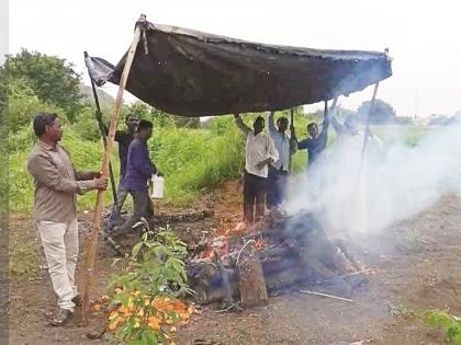Funeral held under tarpaulin on a roof in heavy rain due to lack of crematorium; Heartbreaking incident in Chhatrapati Sambhajinagar | स्मशानभूमी नसल्याने भर पावसात सरणावर ताडपत्री धरून अंत्यसंस्कार; मन हेलावणारी घटना! Funeral held under tarpaulin on a roof in heavy rain due to lack of crematorium; Heartbreaking incident in Chhatrapati Sambhajinagar | स्मशानभूमी नसल्याने भर पावसात सरणावर ताडपत्री धरून अंत्यसंस्कार; मन हेलावणारी घटना!