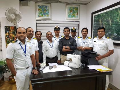 gold smuggling by ironing & sewing machine!; 97 lakh of gold seized from Lohgaon Airport | शिलाई मशिन, इस्त्रीमधून सोन्याची तस्करी!; लोहगाव विमानतळावरून ९७ लाखांचे सोने जप्त