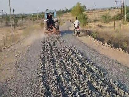 Angry villagers angry over Nawakora asphalt road due to shoddy work | निकृष्ट दर्जाच्या कामामुळे आरगमध्ये संतप्त ग्रामस्थांनी नवाकोरा डांबरी रस्ता नांगरला