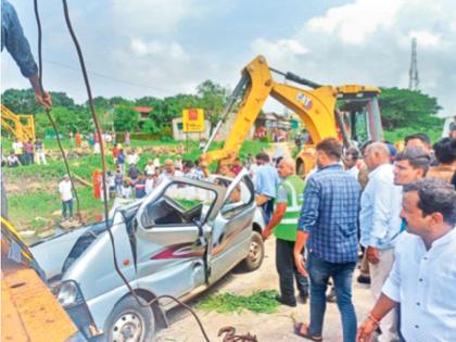 Four devotees from Andheri killed in accident near Igatpuri; Car hit by container | इगतपुरीजवळ अपघातात अंधेरीचे चार भाविक ठार; कारला कंटेनरची धडक Four devotees from Andheri killed in accident near Igatpuri; Car hit by container | इगतपुरीजवळ अपघातात अंधेरीचे चार भाविक ठार; कारला कंटेनरची धडक