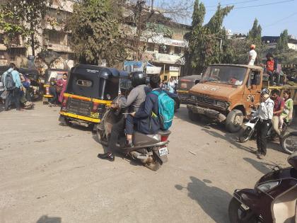 12th students hit by traffic jam in kalyan Manpada Road | १२ वीच्या विद्यार्थ्यांना वाहतूक कोंडीचा फटका; सामाजिक कार्यकर्ते, दक्ष नागरिक सरसावले